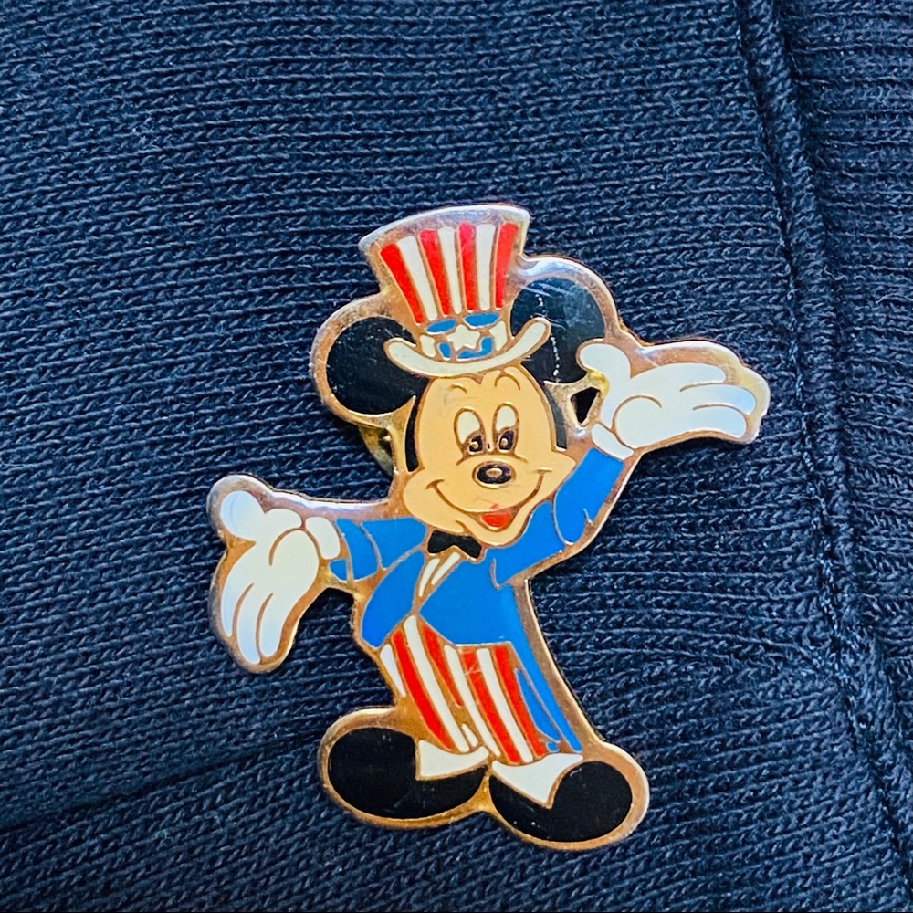 Vintage retro 80s 90s classic authentic Disney Mickey Mouse pin
